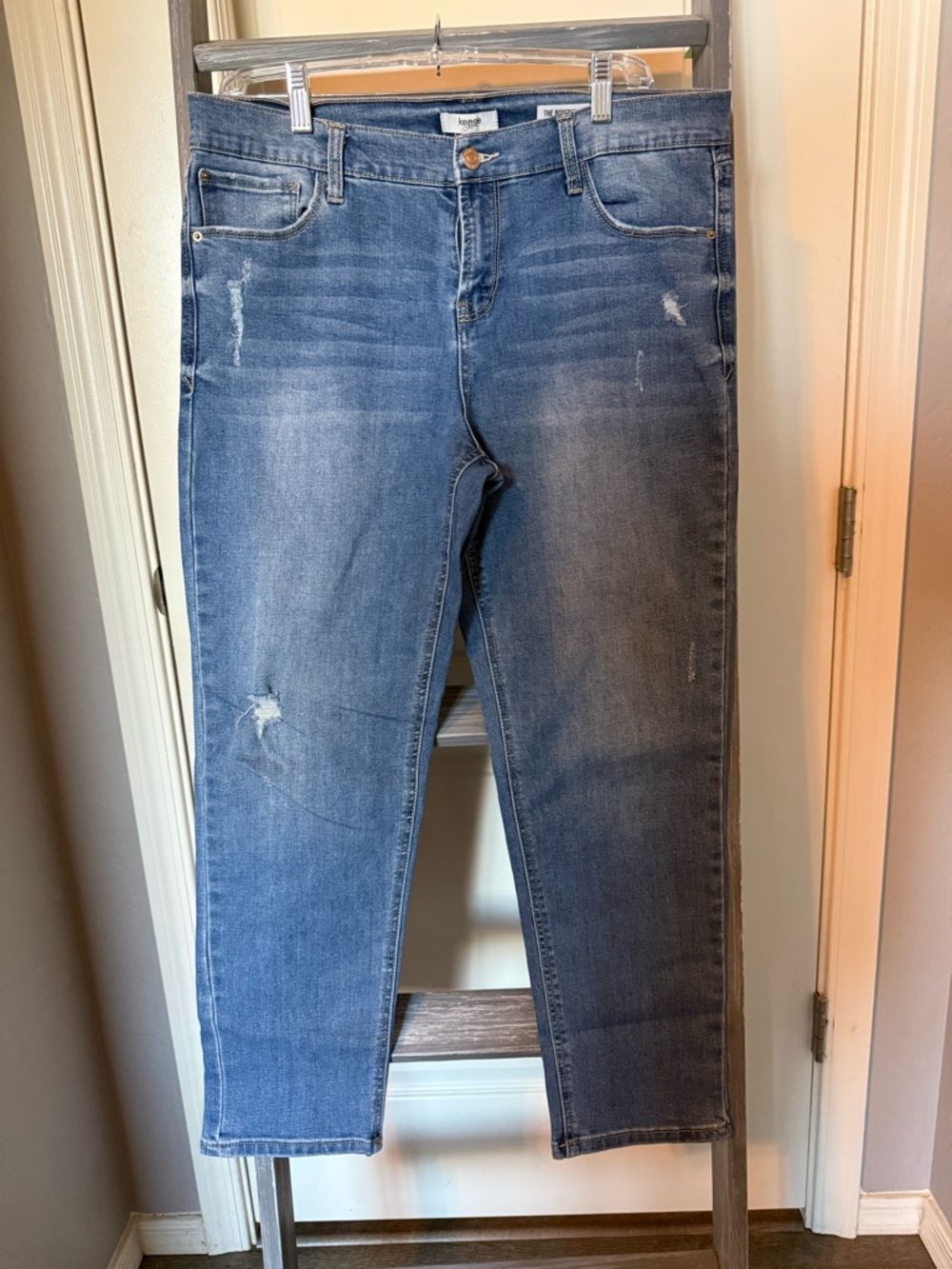 Kensie Distressed Crop Jeans Women’s Size 10 Light Wash Stretch Denim